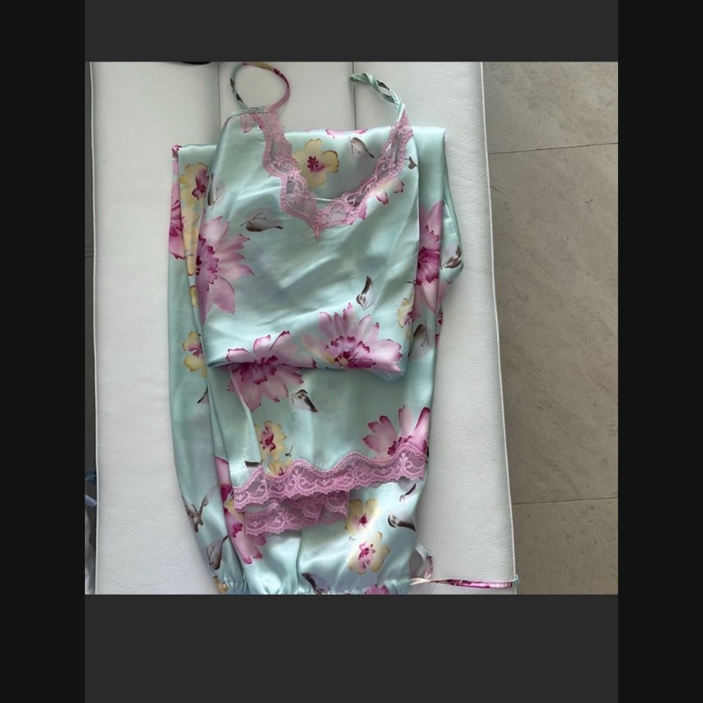 Silk look  nightgown 
Two pieces 
Long pants 
And toot with straw straps